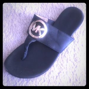 MICHAEL KORS GOLD AND BLACK SANDLES